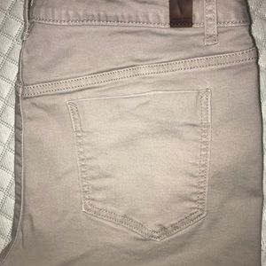 Sale! Simply Vera Wang mid rise capris.